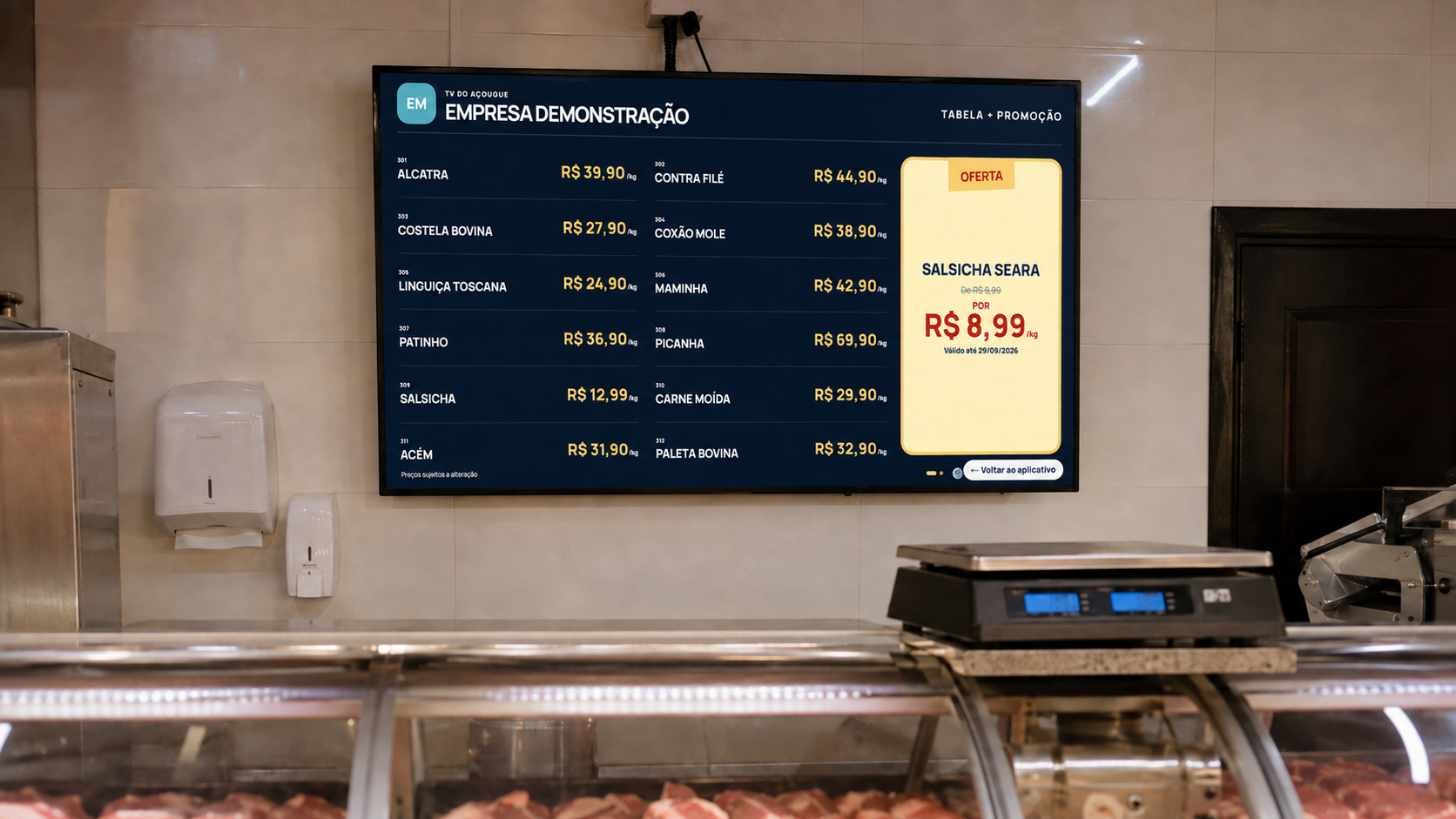 Tabela de preços e cartaz de promoção em uma televisão de açougue
